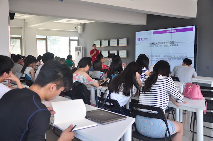 Gu Bai gave a lesson titled “Video Shopping: Selection of Commodities and Extraction of Selling Points”