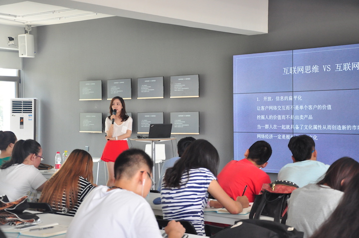 Tang Sijing gave a lesson titled “Video + E-commerce = ?”