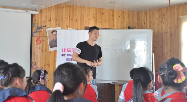 Famous HIT FM anchor Max gave a lesson to let the children feel the freedom and happiness of music