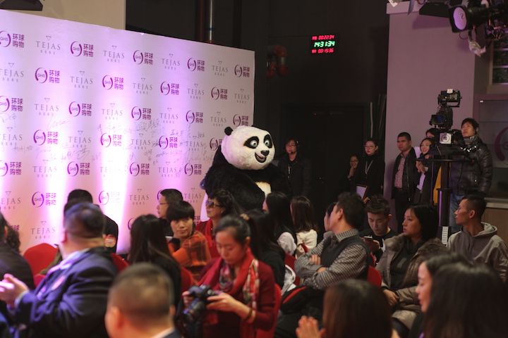 Po’s appearance attracting people’s eyes 